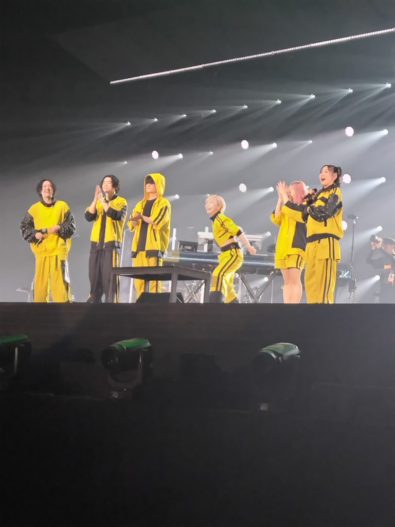 YOASOBIのライブ後に整列したメンバー